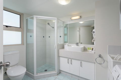 Maldives Resort Main Beach, Gold Coast - Holiday Cairns 22