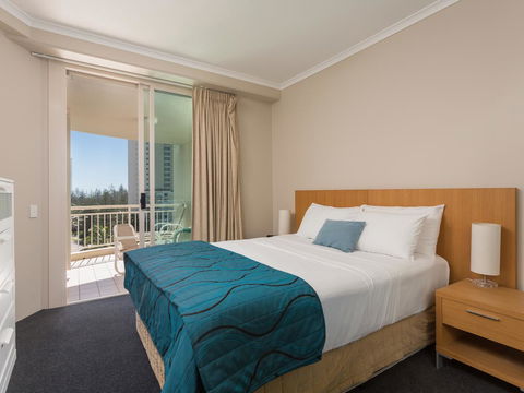 Maldives Resort Main Beach, Gold Coast - Holiday Cairns 6