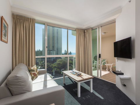 Maldives Resort Main Beach, Gold Coast - Holiday Cairns 7
