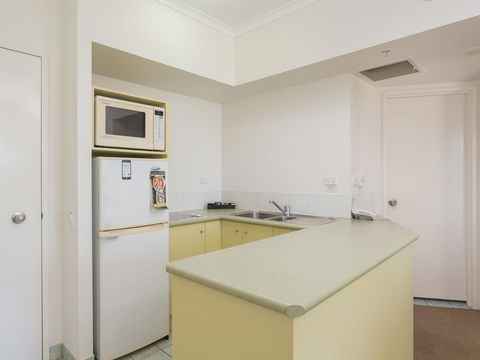 Maldives Resort Main Beach, Gold Coast - Holiday Cairns 5