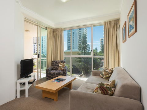 Maldives Resort Main Beach, Gold Coast - Holiday Cairns 3