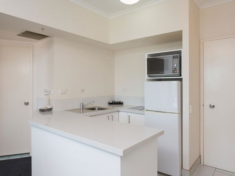 Maldives Resort Main Beach, Gold Coast - Holiday Cairns 10
