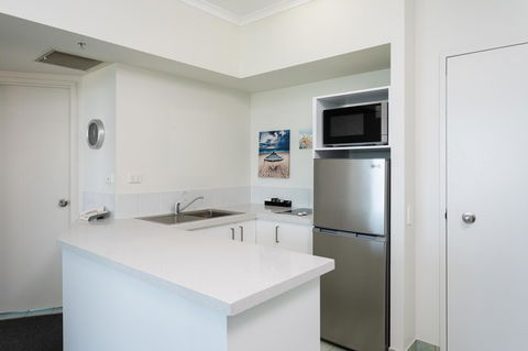 Maldives Resort Main Beach, Gold Coast - Holiday Cairns 24