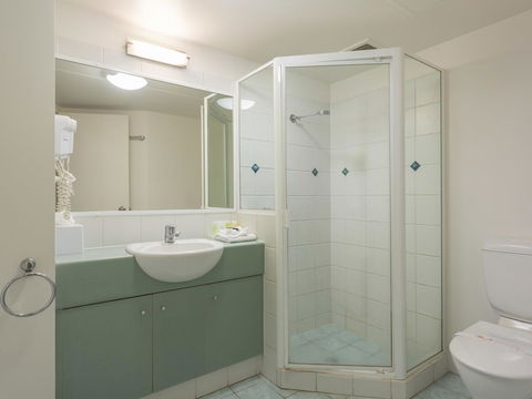 Maldives Resort Main Beach, Gold Coast - Holiday Cairns 1