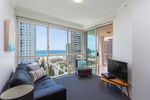 Maldives Resort Main Beach, Gold Coast - Holiday Cairns 23