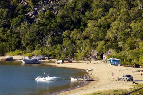 Maggies Beachfront Apartment 7 - Holiday Cairns 1