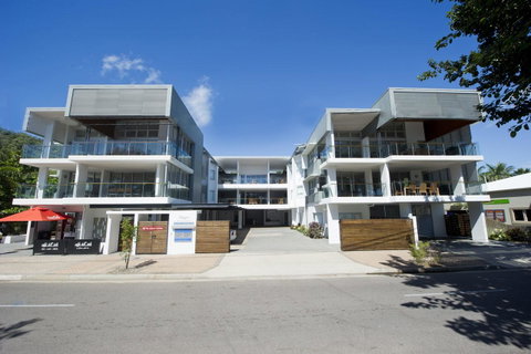 Maggies Beachfront Apartment 7 - Holiday Cairns 0
