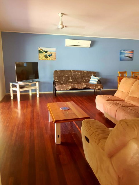 Arcadia Beach Guest House And Car Hire - Holiday Cairns 23