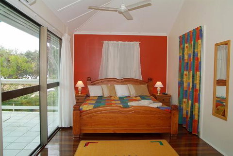 Arcadia Beach Guest House And Car Hire - Holiday Cairns 1