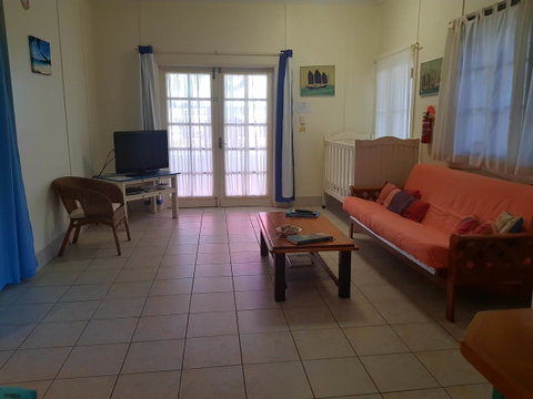 Arcadia Beach Guest House And Car Hire - Holiday Cairns 30