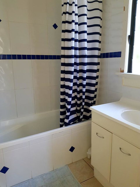 Arcadia Beach Guest House And Car Hire - Holiday Cairns 12