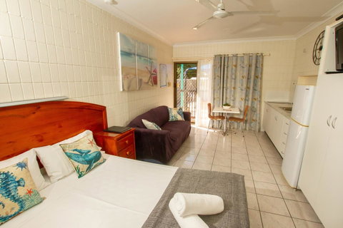 Tropical Palms Resort & 4WD Hire - Holiday Cairns 9