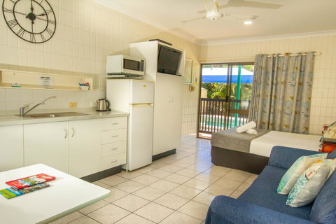 Tropical Palms Resort & 4WD Hire - Holiday Cairns 10