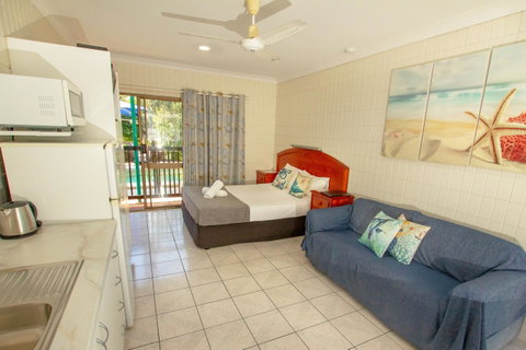 Tropical Palms Resort & 4WD Hire - Holiday Cairns 0