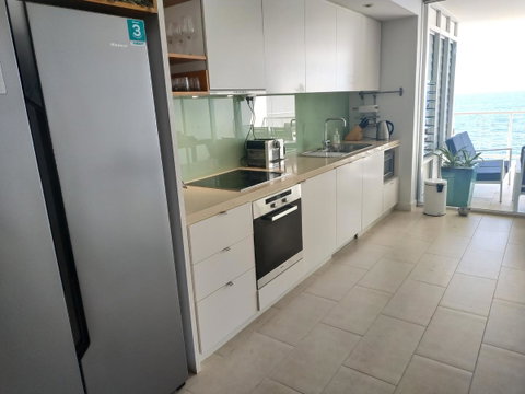 Best At Bright Point Absolute Waterfront Apartment - Holiday Cairns 11