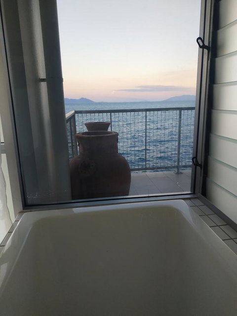 Best At Bright Point Absolute Waterfront Apartment - Holiday Cairns 9