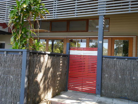 A AAA C-SHACK - Holiday Cairns 1