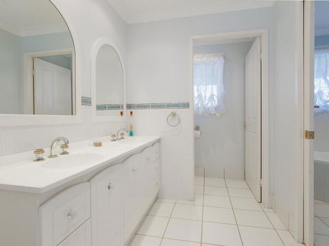 'GrandView', 10 Grandview Close - Huge House With Water Views, Aircon, WIFI, Netflix, Foxtel & Billiard Table - Holiday Cairns 3