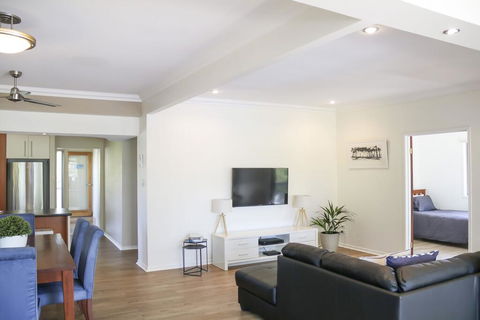 'Top Tier' Dog Friendly Holiday Home - Holiday Cairns 3