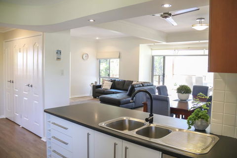 'Top Tier' Dog Friendly Holiday Home - Holiday Cairns 2