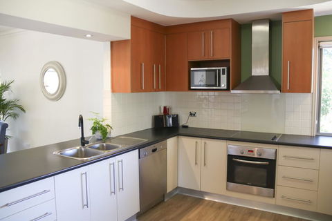 'Top Tier' Dog Friendly Holiday Home - Holiday Cairns 1