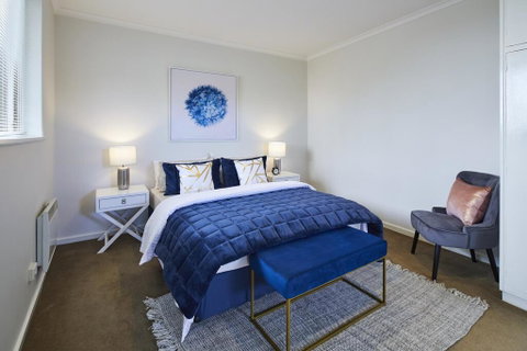 1 Bdrm Top Floor Apt With Sunroom - Holiday Cairns 0