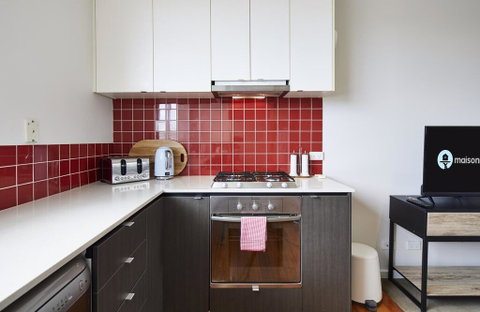 1 Bdrm Top Floor Apt With Sunroom - Holiday Cairns 3