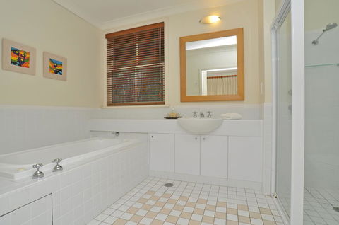 1 Bedroom Executive Villa Located Within Cypress Lakes - Holiday Cairns 1