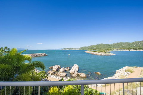 1 Bright Point Apartment 2303 - Holiday Cairns 0