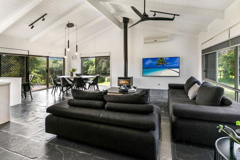 1 Oak - Rye Back Beach Accommodation - Holiday Cairns 0