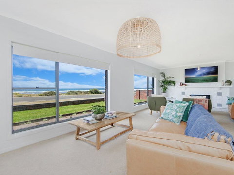 10 OCEAN VILLA - Holiday Cairns 1