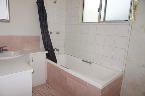 11 Bomburra Court - Rainbow Beach, Comfortable Beach House, Plenty Of Boat Parking - Holiday Cairns 1