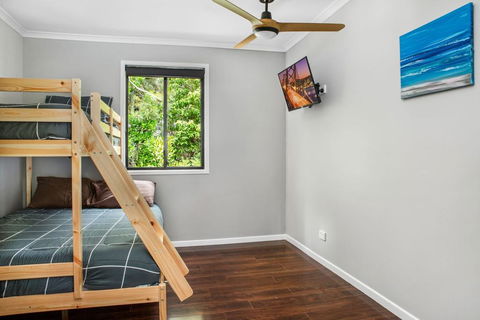 11 Naiad Court - Rainbow Shores, Fantastic Family Retreat, Swimming Pool, 200m To Beach, Free Wi-Fi - Holiday Cairns 1