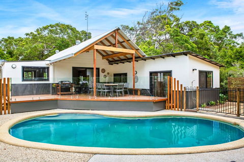 11 Naiad Court - Rainbow Shores, Fantastic Family Retreat, Swimming Pool, 200m To Beach, Free Wi-Fi - Holiday Cairns 0
