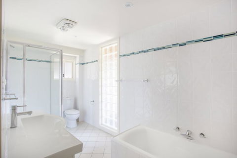 11 Riley St - Stylishly Modern - Holiday Cairns 1