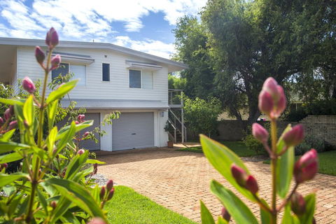 11 Riley St - Stylishly Modern - Holiday Cairns 0