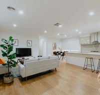 118 Refreshing 3BR Werribee Family House - Holiday Cairns