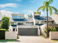 15 'The Moorings' 4 Cromarty Road - stunning with water views  pool