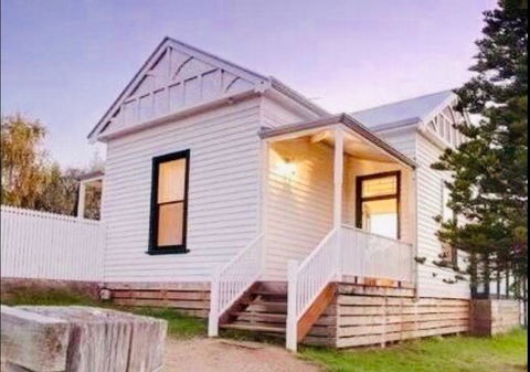 1880s Kananook Boutique Historic Luxury Apartment FSC Private Villa Bairnsdale - Holiday Cairns 1