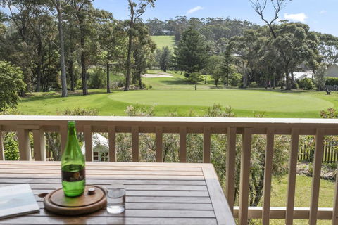 19 Buchan Street - Mollymooks Tee To Sea - Holiday Cairns 0