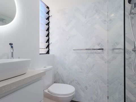 2 'Lanimer' 14 Mitchell Street - Beautiful Waterfront Property With Spectacular Views - Holiday Cairns 3