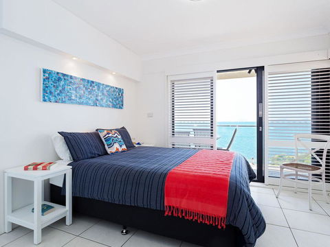 2 'Lanimer' 14 Mitchell Street - Beautiful Waterfront Property With Spectacular Views - Holiday Cairns 1