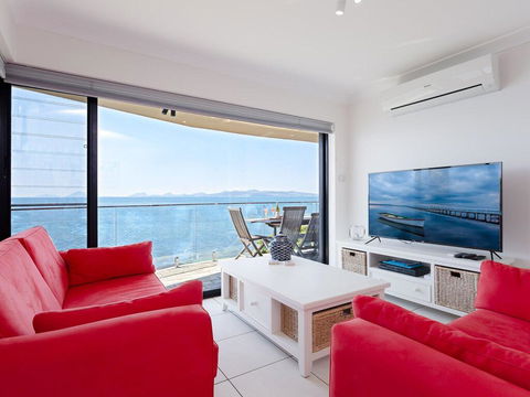 2 'Lanimer' 14 Mitchell Street - Beautiful Waterfront Property With Spectacular Views - Holiday Cairns 2