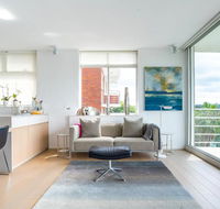 2 Bedroom Apartment with Bay View - Holiday Cairns