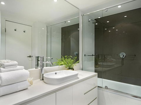 2 Bedroom Ocean View 27 Floors Above H-Residences - Holiday Cairns 2