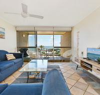 2 Bedroom Top Floor Unit - Ocean Views and Pool - Holiday Cairns
