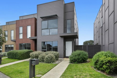 2 Bedroom Townhouse - Family & Corporate Bookings Only - Holiday Cairns 3