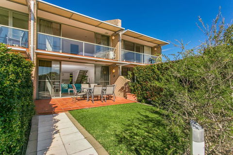 2 James Cook Apartments - Holiday Cairns 3