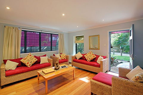 2 Manfred Street, Belongil Beach - Susie's Beach House - Holiday Cairns 2