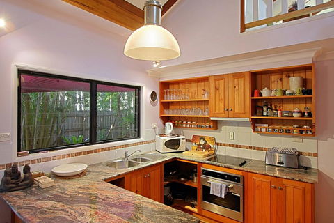 2 Manfred Street, Belongil Beach - Susie's Beach House - Holiday Cairns 3